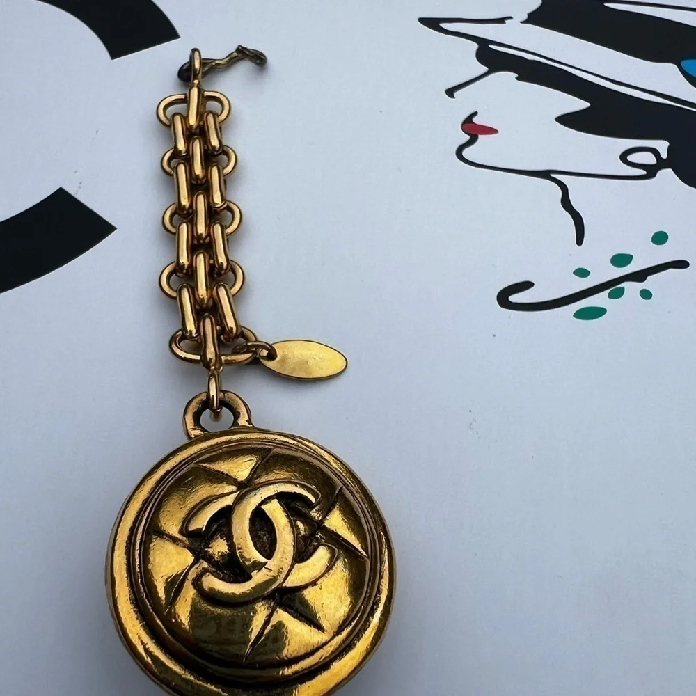CHANEL VINTAGE CC MEDALLION GOLD CHAIN BAG CHARM / KEYCHAIN - Picture 4 of 7